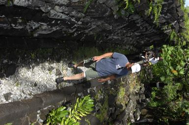 [Assignment: 48-DPA-SOI_K_Pohnpei_6-10-11-07] Pacific Islands Tour: Visit of Secretary Dirk Kempthorne [and aides] to Pohnpei Island, of the Federated States of Micronesia [48-DPA-SOI_K_Pohnpei_6-10-11-07__DI13912.JPG]