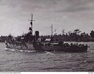 C.1944. PORT QUARTER VIEW OF THE CORVETTE HMAS BENDIGO (I) (J187), PROBABLY IN NEW GUINEA WATERS. THE SHIP HAS LOST THE CAMOUFLAGE SCEME IN WHICH SHE WAS PAINTED IN 1943 IN FAVOUR OF AN ALL OVER ..