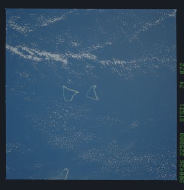 S31-74-072 - STS-031 - STS-31 earth observations
