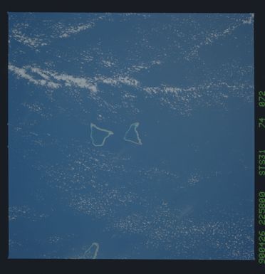 S31-74-072 - STS-031 - STS-31 earth observations