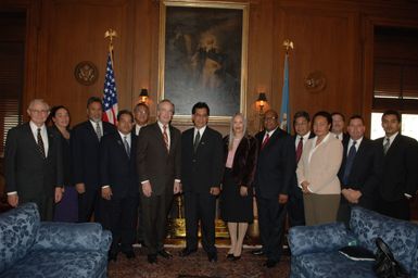 [Assignment: 48-DPA-02-05-08_SOI_K_Mori] Secretary Dirk Kempthorne [meeting at Main Interior] with delegation from the Federated States of Micronesia, led by Micronesia President Emanuel Mori [48-DPA-02-05-08_SOI_K_Mori_DOI_9663.JPG]