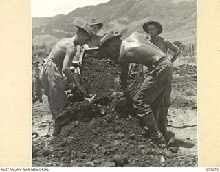 EVAPIA RIVER, NEW GUINEA. 1944-03-15. TROOPS FROM NO. 2 PLATOON, 2/4TH FIELD COMPANY, UNLOADING DURING ROAD BUILDING