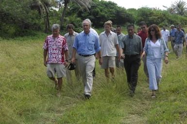 [Assignment: 48-DPA-SOI_K_Guam_6-6-7-07] Pacific Islands Tour: Visit of Secretary Dirk Kempthorne [and aides] to Guam, U.S. Territory [48-DPA-SOI_K_Guam_6-6-7-07__DI12161.JPG]