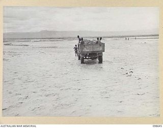 RUMU RIVER, NEW GUINEA. 1945-10-31. AN EXPEDITION COMPRISING MEMBERS OF 1 MOBILE VETERINARY SURVEY UNIT, CARRIED OUT AN ANIMAL DISEASE SURVEY TOUR IN THE MARKHAN VALLEY, MOUNT HAGEN, RUMU VALLEY ..