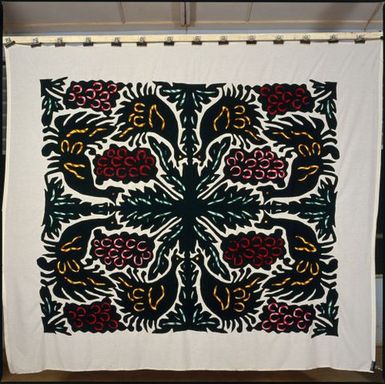 Tivaevae tataura, peacock and grapes pattern, by Tara Ngataua