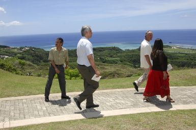 [Assignment: 48-DPA-SOI_K_Guam_6-6-7-07] Pacific Islands Tour: Visit of Secretary Dirk Kempthorne [and aides] to Guam, U.S. Territory [48-DPA-SOI_K_Guam_6-6-7-07__DI11468.JPG]