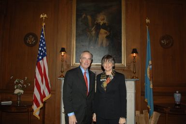 [Assignment: 48-DPA-02-26-08_SOI_K_Lingle] Secretary Dirk Kempthorne [meeting at Main Interior with delegation led by] Hawaii Governor Linda Lingle [48-DPA-02-26-08_SOI_K_Lingle_IOD_1211.JPG]