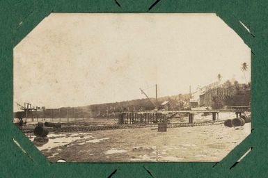 Wharf and buildings under construction, Ooma (Home Bay).  From the album: Banaba (Ocean Island)