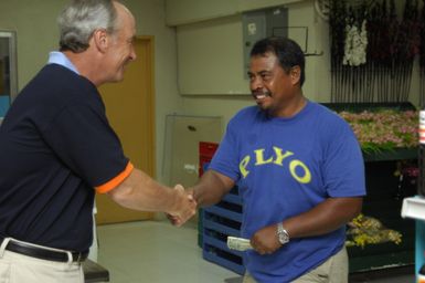 [Assignment: 48-DPA-SOI_K_Pohnpei_6-10-11-07] Pacific Islands Tour: Visit of Secretary Dirk Kempthorne [and aides] to Pohnpei Island, of the Federated States of Micronesia [48-DPA-SOI_K_Pohnpei_6-10-11-07__DI14008.JPG]