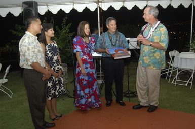 [Assignment: 48-DPA-SOI_K_Guam_6-6-7-07] Pacific Islands Tour: Visit of Secretary Dirk Kempthorne [and aides] to Guam, U.S. Territory [48-DPA-SOI_K_Guam_6-6-7-07__DI11946.JPG]