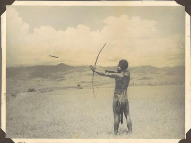 Highlander at Goroka airstrip, 1951 / Albert Speer