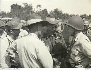 AITAPE, NORTH EAST NEW GUINEA. 1944-04-24. RAAF AND AMERICAN COMMANDERS CONFER ABOUT OPERATING AUSTRALIAN AND AMERICAN AIRCRAFT FROM THE TADJI AIRSTRIP BUILT BY ENGINEERS OF NO. 62 WORKS WING RAAF. ..