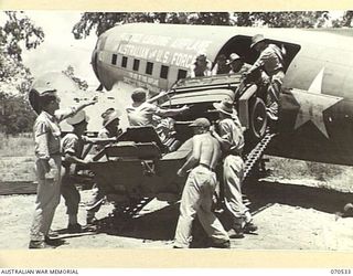 WARD'S DROME, PORT MORESBY, PAPUA, 1944-02. LIEUTENANT W.E. UNDERWOOD, 54TH UNITED STATES TROOP CARRIER GROUP, OF INDIANAPOLIS, INDIANA (1), INSTRUCTING AUSTRALIAN AND AMERICAN PERSONNEL IN FREIGHT ..