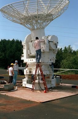 An MPS-25 radar antenna is installed at the Pacific Missile Range Facility at Kauai