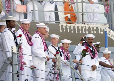 US Navy (USN) Sailors onboard the USN Arleigh Burke Class Guided Missile Destroyer, USS PAUL HAMILTON (DDG 60) look out at the gathered crowd for their waiting family members and friends. The PAUL HAMILTON returned home to Pearl Harbor after a deployment spanning more than nine months for Operation IRAQI FREEDOM