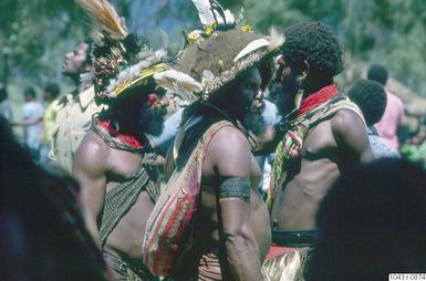 ["huvudbonad, ansiktsmålning, män, fotografi, photograph"]