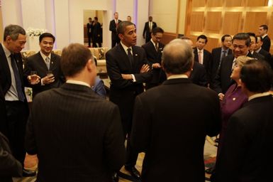 Barack Obama talks with leaders prior to the climate change breakfast in Singapore, November 15, 2009
