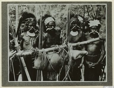 ["gruppbild, män, fotografi, photograph"]