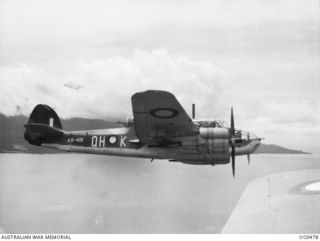 AIRBORNE NEAR LINDENHAFEN, NEW BRITAIN. 1944-01-17. A BEAUFORT BOMBER AIRCRAFT, CODE QH-K, RAAF SERIAL NO. A9-418, OF NO. 100 SQUADRON RAAF FLYING ALONGSIDE THE AIRCRAFT IN WHICH THE PHOTOGRAPHER ..