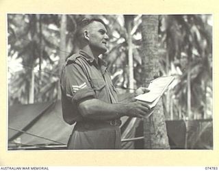 MILILAT, NEW GUINEA. 1944. SX21857 SERGEANT P.A. MCCAUL-SMYTH, EDUCATION OFFICER, 5TH DIVISION, SPEAKING TO THE TROOPS ON THE COMMONWEALTH REFERENDUM