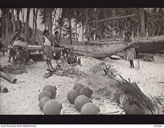 PORT MORESBY, NEW GUINEA. 1943-08-11. NATIVES BAKING EARTHENWARE POTS AT TUPUSELEI VILLAGE