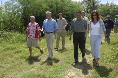 [Assignment: 48-DPA-SOI_K_Guam_6-6-7-07] Pacific Islands Tour: Visit of Secretary Dirk Kempthorne [and aides] to Guam, U.S. Territory [48-DPA-SOI_K_Guam_6-6-7-07__DI12158.JPG]