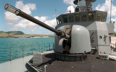 Close up view of the 76.mm OTO Melara 3-inch gun mounted on the deck of the Republic of Singapore Navy (RSN) VICTORY CLASS, MISSILE CORVETTE, VALOR (P 89) at the Sierra Pier, Guam during Exercise TANDEM THRUST 99