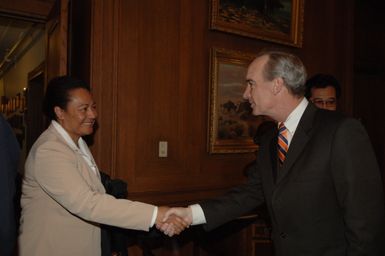 [Assignment: 48-DPA-02-05-08_SOI_K_Mori] Secretary Dirk Kempthorne [meeting at Main Interior] with delegation from the Federated States of Micronesia, led by Micronesia President Emanuel Mori [48-DPA-02-05-08_SOI_K_Mori_DOI_9625.JPG]