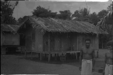 Village houses (2) : Nissan Island, Papua New Guinea, 1960 / Terence and Margaret Spencer