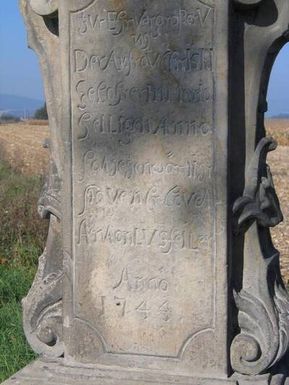 ["Uničov, a column with a statue of St. Anny Samoa, third.", "Uničov, sloup se sochou sv. Anny Samotřetí."]