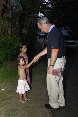 [Assignment: 48-DPA-SOI_K_Pohnpei_6-10-11-07] Pacific Islands Tour: Visit of Secretary Dirk Kempthorne [and aides] to Pohnpei Island, of the Federated States of Micronesia [48-DPA-SOI_K_Pohnpei_6-10-11-07__DI14053.JPG]