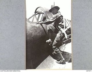 KAIAPIT, NEW GUINEA. 1943-09-25. NX148 BRIGADIER I.N. DOUGHERTY DSO, BRIGADE COMMANDER, 21ST AUSTRALIAN INFANTRY BRIGADE, BOARDING AN AIRCRAFT TO GO FORWARD ON TACTICAL RECONNAISSANCE