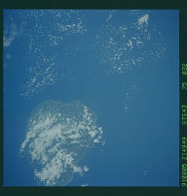 S43-75-032 - STS-043 - STS-43 earth observations