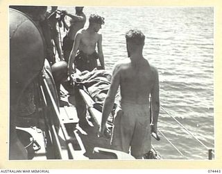 DOGAMUR BAY, NEW GUINEA. 1944-06-25. AUSTRALIAN ARMY MEDICAL ORDERLIES CARRYING WOUNDED SERVICEMEN ABOARD THE ROYAL AUSTRALIAN NAVY ML431 (MOTOR LAUNCH) FOR TRANSPORT BACK TO THE MAINLAND