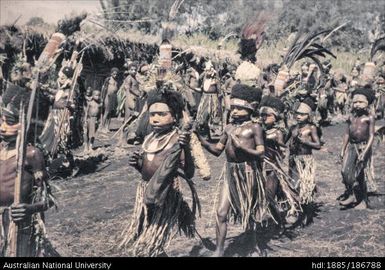 Mendi children walking in a line, Dend dimb