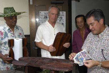 [Assignment: 48-DPA-SOI_K_Guam_6-6-7-07] Pacific Islands Tour: Visit of Secretary Dirk Kempthorne [and aides] to Guam, U.S. Territory [48-DPA-SOI_K_Guam_6-6-7-07__DI11208.JPG]