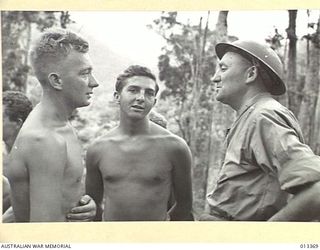 1942-10-08. MR COLES M.H.R. CHATS WITH MEN OF THE AUSTRALIAN FORCES. (NEGATIVE BY BOTTOMLEY)