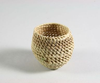 Model tu'u teu (storage basket)