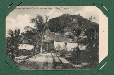 [...]hauser der Jaluit-Gesellschaft am Langar Berg, Ponape. From the album: Banaba (Ocean Island)