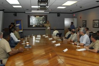 [Assignment: 48-DPA-SOI_K_Guam_6-6-7-07] Pacific Islands Tour: Visit of Secretary Dirk Kempthorne [and aides] to Guam, U.S. Territory [48-DPA-SOI_K_Guam_6-6-7-07__DI11498.JPG]