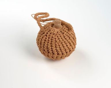 Pupu tata (coconut shell container)