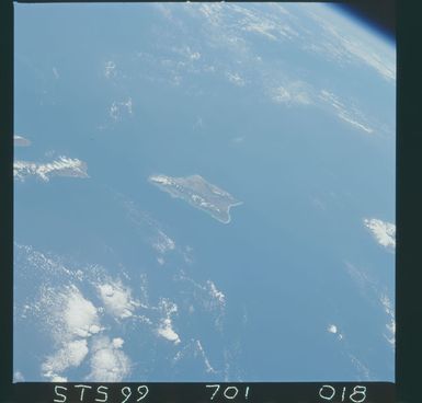 STS099-701-018 - STS-099 - Earth observations of the Hawaiian Islands taken from OV-105 during STS-99