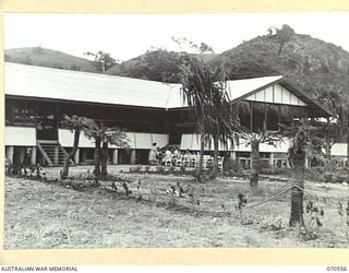 PORT MORESBY, PAPUA, 1944-02-20. MEMBERS OF THE AUSTRALIAN ARMY MEDICAL WOMEN'S SERVICE WITH ESCORTS DINING OUTSIDE THE AUSTRALIAN WOMEN'S SERVICES CLUB WHICH IS CONDUCTED BY THE AUSTRALIAN ARMY ..