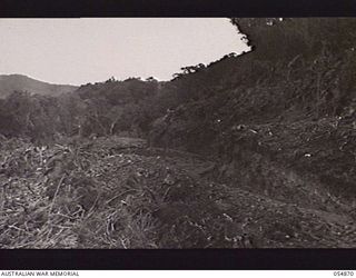 BULLDOG-WAU ROAD, NEW GUINEA, 1943-07-20. VIEW OF ROAD IN THE COURSE OF BEING CONSTRUCTED BY TROOPS OF HEADQUARTERS, ROYAL AUSTRALIAN ENGINEERS, 11TH AUSTRALIAN DIVISION, BETWEEN JOHNSON'S GAP AND ..