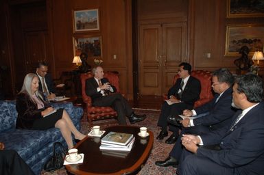 [Assignment: 48-DPA-02-05-08_SOI_K_Mori] Secretary Dirk Kempthorne [meeting at Main Interior] with delegation from the Federated States of Micronesia, led by Micronesia President Emanuel Mori [48-DPA-02-05-08_SOI_K_Mori_DOI_9655.JPG]