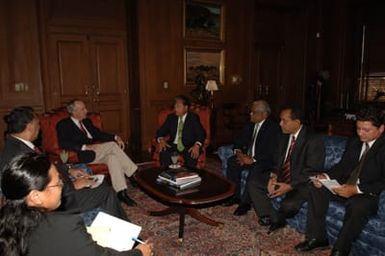[Assignment: 48-DPA-09-26-07_SOI_K_Pres_Note] Secretary Dirk Kempthorne [and aides meeting at Main Interior] with delegation from Republic of Marshall Islands, led by Marshalls President Kessai Note [48-DPA-09-26-07_SOI_K_Pres_Note_DOI_2169.JPG]