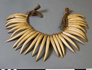 ["halsband, necklace"]