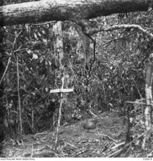 PAPUA, NEW GUINEA. 1942-10. UNKNOWN SOLDIER'S GRAVE ON RIDGE BETWEEN IORIBAIWA AND NAURO