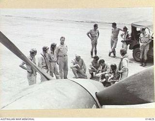 1943-04-12. NEW GUINEA. INTELLIGENCE OFFICERS QUESTIONING PILOTS AFTER THEY HAD RETURNED FROM A RECONNAISSANCE IN NEW GUINEA. REPORTS ARE THROUGHLY CHECKED SO THAT THE UTMOST VALUE CAN BE REALISED ..