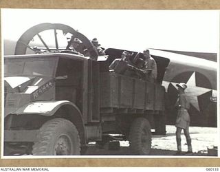 WARD'S DROME, NEW GUINEA. 1943-11-16. TROOPS OF THE 2/5TH AUSTRALIAN FIELD REGIMENT, 7TH AUSTRALIAN DIVISION, PREPARING TO LOAD A LONG 25-POUNDER GUN INTO A DOUGLAS TRANSPORT AIRCRAFT, DURING AN ..